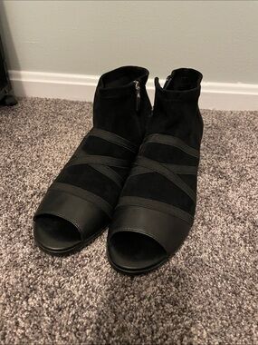 Trotters Black Peep-Toe Strappy Ankle Mules